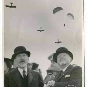 Antanas Smetona ir Lietuvos aeroklubo pirmininkas prof. Zigmas Žemaitis stebi aviatorių pasirodymą - 10 x 14 cm