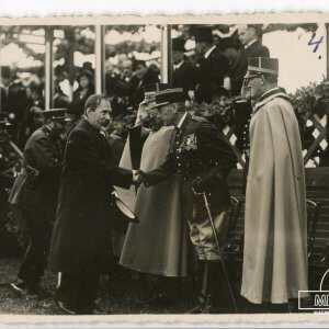 Antanas Smetona sveikinasi su užsienio šalių karo atašė - Kaunas, 1933 metai - 8,8 x 13,5 cm