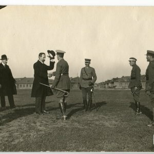 Antanas Smetona sveikina Didžiosios Britanijos karinės misijos Lietuvoje viršininką plk. Henrį Rovaną - Robinsoną - Kaunas, 1920 metai - 9,5 x 16,7 cm