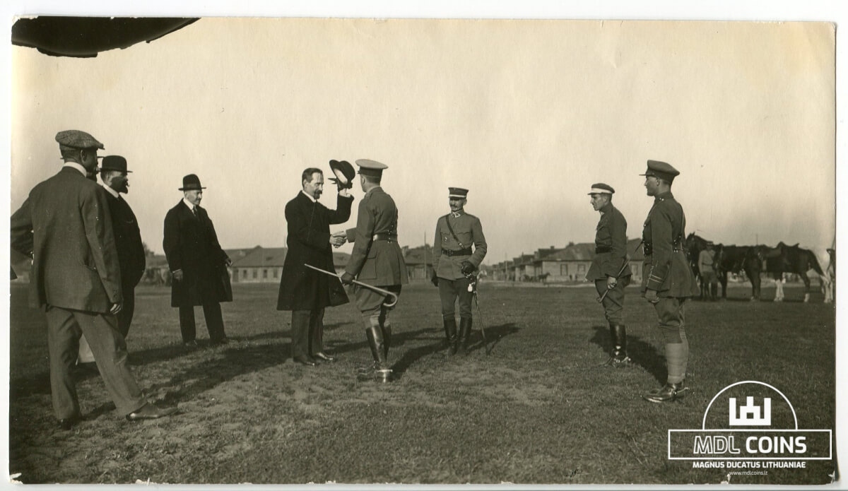 Antanas Smetona sveikina Didžiosios Britanijos karinės misijos Lietuvoje viršininką plk. Henrį Rovaną - Robinsoną - Kaunas, 1920 metai - 9,5 x 16,7 cm