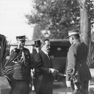 Antanas Smetona atvyko į Karo mokyklos išleistuves - 1927 metai - Drobė (su porėmiu / be porėmio)