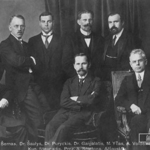 Lietuvių delegacija Berlyne, po pasitarimo dėl pirmojo ministrų kabineto paskyrimo - 1918 metai - Drobė (su porėmiu / be porėmio)