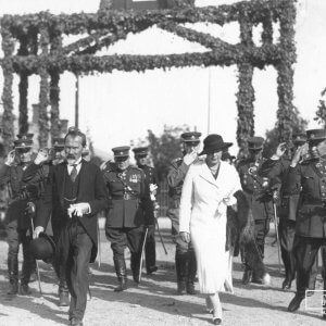 Antanas Smetona ir Sofija Smetonienė su karininkų palyda - Drobė (su porėmiu / be porėmio)