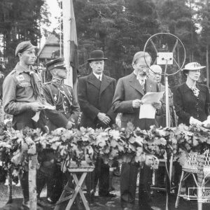 Antrosios Lietuvių skautų tautinės stovyklos metu Lietuvos Respublikos Prezidentas Antanas Smetona sako sveikinamąją kalbą - 1938 metai - Drobė (su porėmiu / be porėmio)