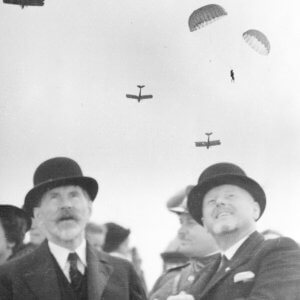 Lietuvos Respublikos Prezidentas Antanas Smetona ir Lietuvos aeroklubo pirmininkas prof. Zigmas Žemaitis stebi aviatorių pasirodymą - Drobė (su porėmiu / be porėmio)