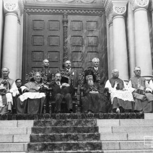 Antanas Smetona su dvasininkais prie Įgulos bažnyčios - Drobė (su porėmiu / be porėmio)