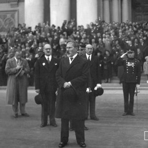 Antanas Smetona sako kalbą prie Įgulos bažnyčios Policijos dienos proga – 1934 metai - Drobė (su porėmiu / be porėmio)