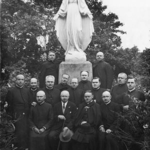 Lietuvos Respublikos Prezidentas Aleksandras Stulginskis su kunigais prie Švč. Mergelės Marijos skulptūros Kauno kunigų seminarijos kieme - 1934 m. rugpjūčio 28 d. - Drobė (su porėmiu / be porėmio)