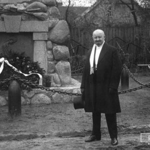 Lietuvos Respublikos Prezidentas Aleksandras Stulginskis prie paminklo „Žuvusiems už Lietuvos laisvę“ Karo muziejaus sodelyje - Kaunas, 1922 m. gegužės 15 d. - Drobė (su porėmiu / be porėmio)