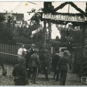 „Sveikas, Lietuvos Prezidente!“ – Lietuvos Respublikos Prezidento Antano Smetonos sutikimas Veliuonoje -1927 metai - 9 x 14 cm