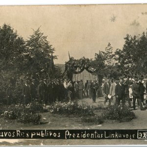 Lietuvos Respublikos Prezidento Antano Smetonos ir jo palydos sutikimas Linkuvoje - 1927 m. liepos 3 d. - 9 x 14 cm