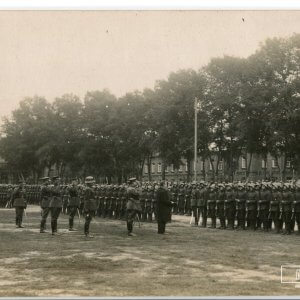 Antanas Smetona sako kalbą išsirikiavusiems kariams Penktajame pėstininkų pulke, minint Kunigaikščio Kęstučio 550 metų mirties sukaktį - Kaunas, 1932 m. rugsėjo 25 d. - 9 x 14 cm