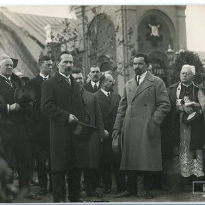 Lietuvos Respublikos Prezidentas Antanas Smetona ir kiti žinomi žmonės prie Karo muziejaus - 1927 metai - 8,8 x 13,7 cm