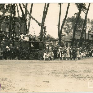 Antanas Smetona su kariuomenės atstovais iš tribūnos stebi šventinį paradą - 8,7 x 14 cm