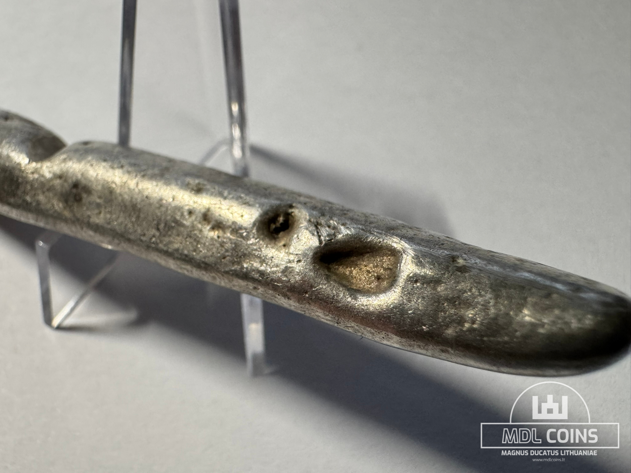 XIV amžiaus Lietuviškas sidabrinis lydinys / ilgasis su vienu įkirtimu (11,2 cm / 113,67 g) - Image 2
