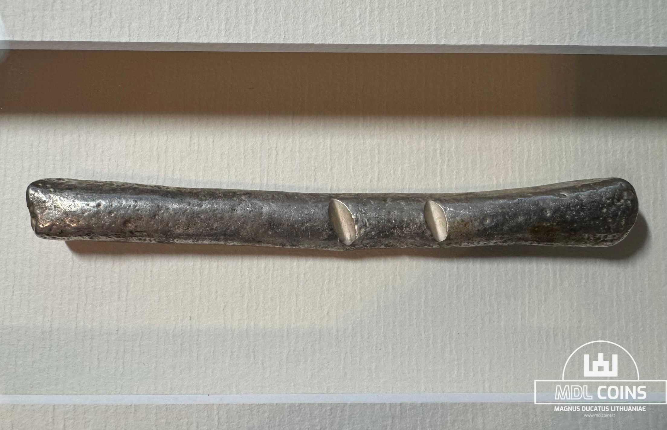 XIV amžiaus Lietuviškas sidabrinis lydinys / ilgasis su dviem įkirtimais (12,2 cm / 101,4 g) - ĮRĖMINTAS - Image 4