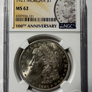 Alternative view of JAV - 1921 metų 1 doleris - "Morganas" - NGC MS62 - "100th ANNIVERSARY" - (Sidabras 900 / 26,73 g) – (Sesija Nr.95 – Pabaiga 20260525 – 21.18 val. + 2 min. „Anti-sniping”)