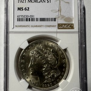 Alternative view of JAV - 1921 metų 1 doleris - "Morganas" - NGC MS62 - (Sidabras 900 / 26,73 g) - "SLABAS" SU DEFEKTU